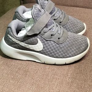 Nike toddler tennis shoe size 9c